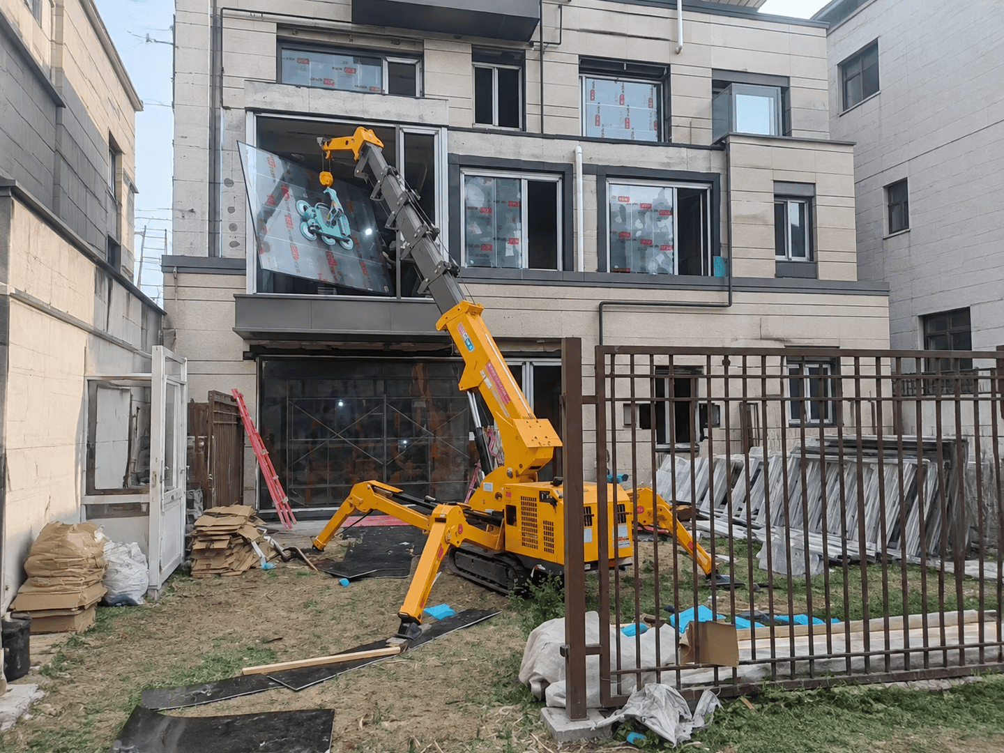 Spider crane operating in a restricted indoor access environment